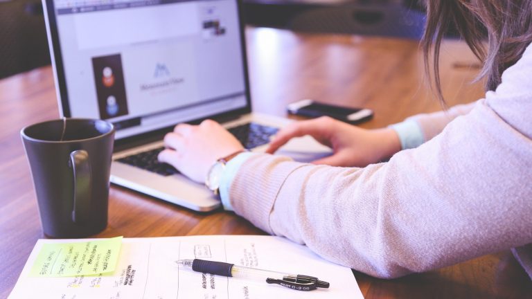 Há regras de etiqueta no trabalho que nunca serão antiquadas? Sim, estas
