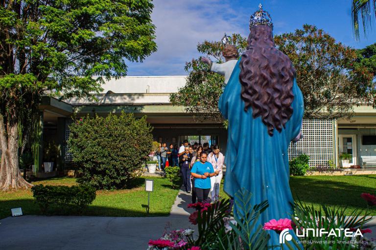 Queima das cartinhas encerra atividades do mês mariano
