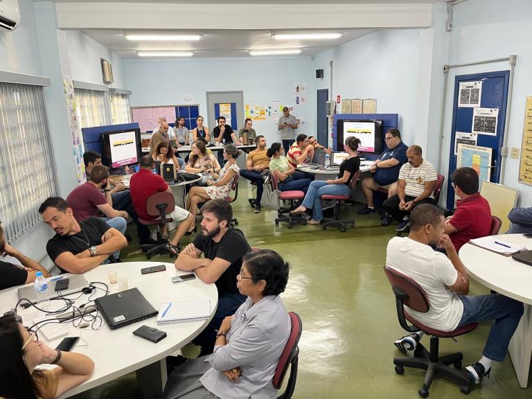 Alunos do Mestrado em Design, Tecnologia e Inovação do UNIFATEA reunidos para apresentação após imersão feita na Valecap Pneus./ Foto: André Brazil CECOM UNIFATEA