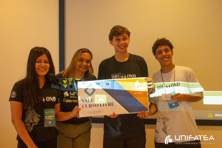 Alunos do Ensino Médio Visitam o Centro Universitário Teresa D’Ávila e Vivenciam Experiências Práticas