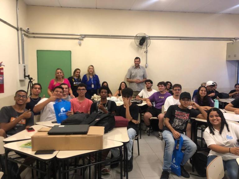 UNIFATEA Promove Palestra Inspiradora sobre Escolha de Cursos e Vestibular 2025 na Escola Estadual Miquelina Cartolano