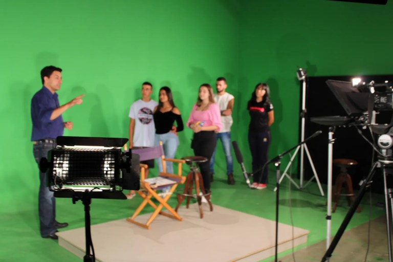 RÁDIO, TV E INTERNET: UM CURSO CHEIO DE OPORTUNIDADES E CRIATIVIDADE